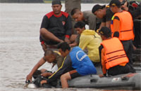 Sejumlah penyelam dikerahkan untuk mencari Totok yang hilang saat tenggelamnya ferry tradisional KM Rina Amelia