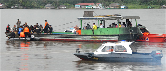 Selain menyusuri sungai Mahakam, tim SAR gabungan melakukan penyelaman di bangkai kapal ferry tradisional KM Rina Amelia untuk mencari satu korban hilang