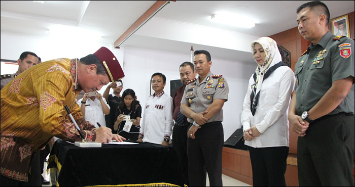 Bupati Kukar Rita Widyasari bersama pejabat FKPD menyaksikan penandatanganan kesepakatan bersama untuk menjaga kondusiftas dan kamtibmas 