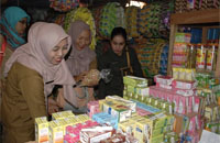 Tim gabungan ketika memeriksa barang-barang di salah satu toko