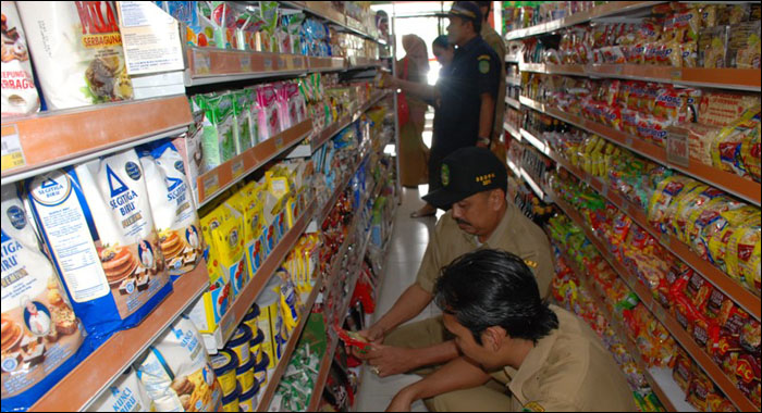 Suasana sidak di salah satu toko di Kecamatan Loa Kulu oleh tim gabungan guna mencari barang-barang yang sudah kadaluarsa