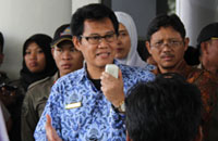 Kepala Bappeda Kukar Totok Heru Subroto saat memberikan penjelasan kepada mahasiswa perihal terjadinya defisit anggaran