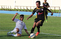 Septian David Maulana nyaris membobol gawang Nostalgia United FC lewat tendangan bebas di menit 83