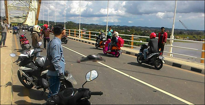 Suasana di sekitar jembatan Kartanegara beberapa saat setelah terjadinya lakalantas yang merenggut nyawa Vhenisa Zuliyani