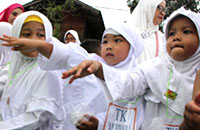 Menggunakan butiran jagung atau batu kecil, murid TK ikut mempraktekkan tata cara melempar jumroh