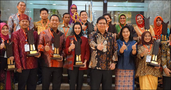 Bupati Rita Widyasari bersama penerima penghargaan Upakarti 2017 foto bersama Menteri Perindustrian RI Airlangga Hartarto di Jakarta, Rabu (02/08) kemarin