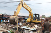 Satu unit ekskavator dikerahkan untuk membongkar pasar Tangga Arung