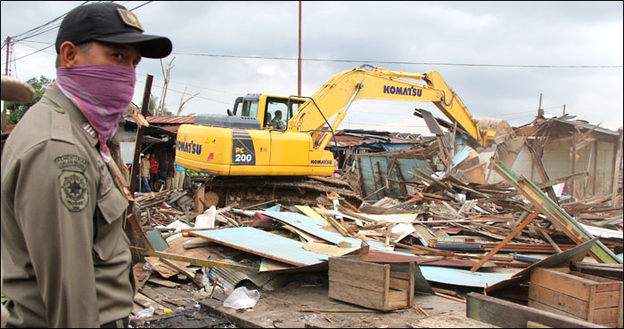 Petugas Satpol PP Kukar mengawasi pelaksanaan pembongkaran Pasar Tangga Arung