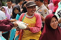 Warga dengan ceria menerima paket sembako gratis dari BNI