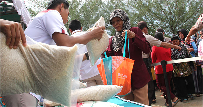 Suasana pembagian paket sembako gratis dari program BNI Berbagi kepada warga yang berhak menerima, Senin (27/05) pagi, di Tenggarong