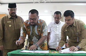 Disaksikan Bupati Edi Dmansyah. Direktur Operasional PT PTB Ario Bandoro Saputro menandatangani MOU bersama Plt Dirut Perusda Tunggang Parangan Bambang Arwanto