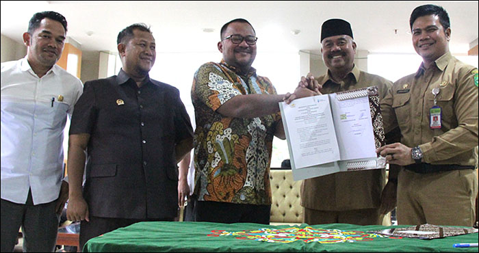 Keua Komisi III DPRD Kaltim Hasanuddin Mas'ud dan Ketua DPRD Kukar Abdul Rasid turut menyaksikan penandatanganan MOU antara Perusda Tunggang Parangan dengan PT PTB