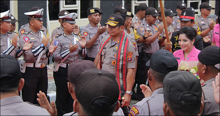 Kedatangan Kapolda Kaltim Irjen Pol Muktiono dan istri disambut ratusan personel Polres Kukar