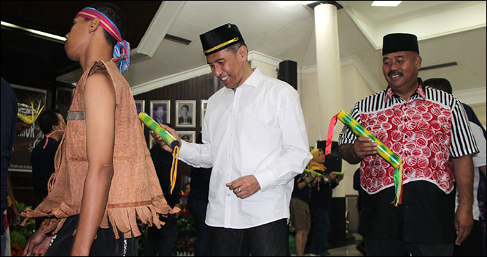 Kajati Kaltim Chaerul Amir ikut menari bersama saat dijamu Bupati Edi Damansyah di Pendopo Odah Etam, Tenggarong, Sabtu (18/01) siang