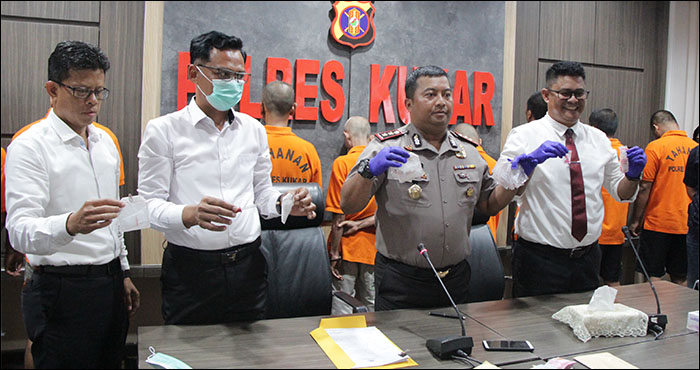Jajaran Satuan Resnarkoba Polres Kukar bersama Kapolres AKBP Andrias Susanto Nugroho menunjukkan sejumlah barang bukti dari 9 kasus pengungkapan narkoba sejak 1 s/d 17 Januari 2020