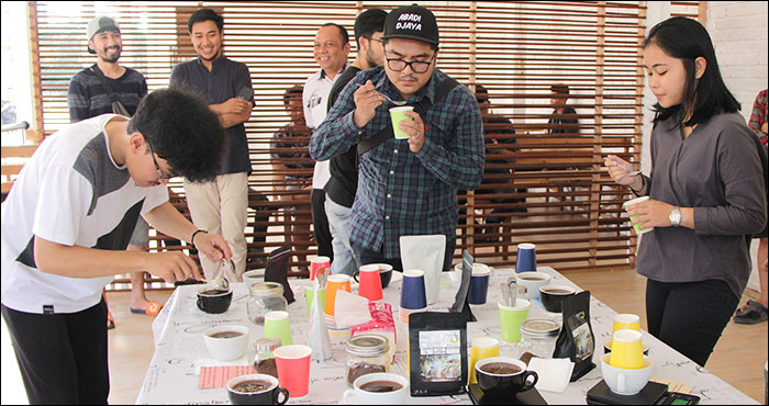 Coffee Cupping di Kopi Sultan Tenggarong menjadi ajang silaturahmi para pebisnis kedai kopi sambil mencicipi kopi yang diseduh dari beberapa varian biji kopi pilihan