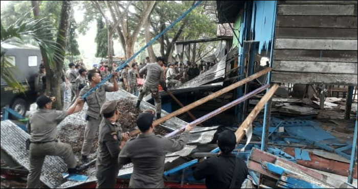 Pihak Satpol PP Kota Samarinda terlebih dahulu membongkar bangunan warung kopi tanpa izin di jalan poros Tenggarong-Samarinda yang masuk wilayah administratif Kota Samarinda pada Jum'at lalu