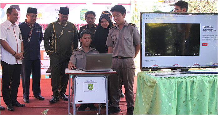 Bupati Kukar Edi Damansyah mengamati demonstrasi penggunaan aplikasi pembelajaran secara digital yang dilakukan pelajar SMK YPK Tenggarong