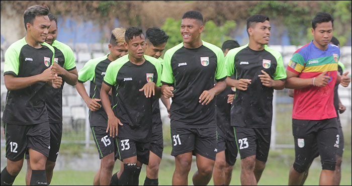 Latihan perdana Mitra Kukar di Stadion Rondong Demang, Tenggarong, diikuti 16 orang pemain termasuk para pemain seleksi 