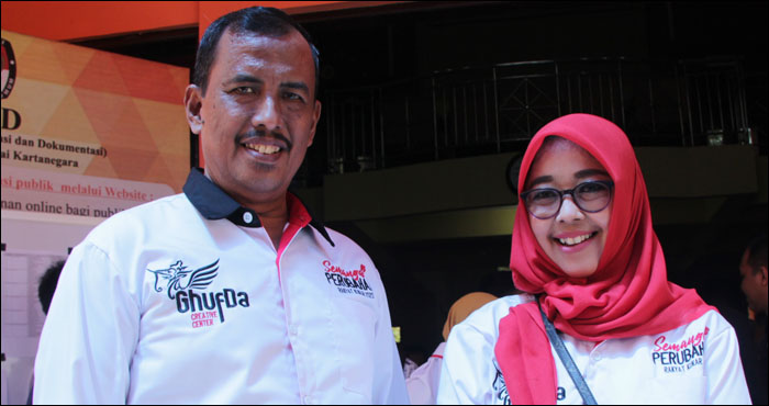 Pasangan HM Ghufron Yusuf dan Ida Prahastuty usai menyerahkan syarat dukungan ke KPU Kukar
