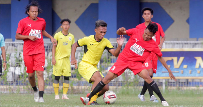 Sayap kiri Mitra Kukar Adi Nugroho mencoba melewati hadangan pemain Harbi Putra dalam uji coba di Stadion Rondong Demang, Sabtu (22/02) sore