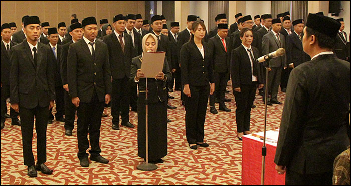 Perwakilan PPK yang baru dilantik membacakan pakta integritas dihadapan Ketua KPU Kukar