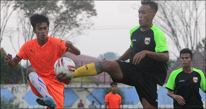 Adi Nugroho berebut bola dengan pemain PON Kaltim dalam laga uji coba di Stadion Rondong Demang, Sabtu (29/02) sore 
