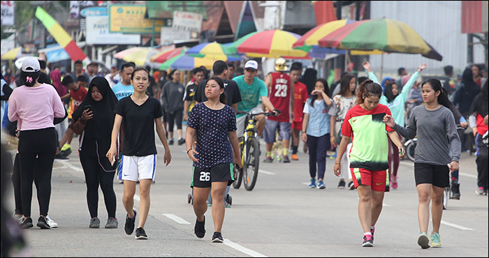 Warga Tenggarong memanfaatkan ajang CFD di Jalan KH Akhmad Muksin-Jalan Jenderal Sudirman untuk berolahraga