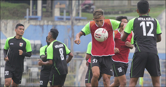 Pemain Mitra Kukar saat menjalani latihan di Stadion Rondong Demang, Tenggarong, Sabtu pagi 
