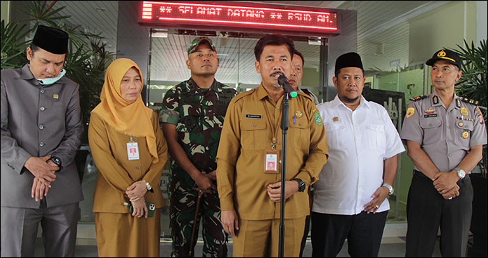 Sekkab Kukar Sunggono saat memberikan penjelasan tentang Status Siaga di Kukar terkait antisipasi penyebaran virus Corona