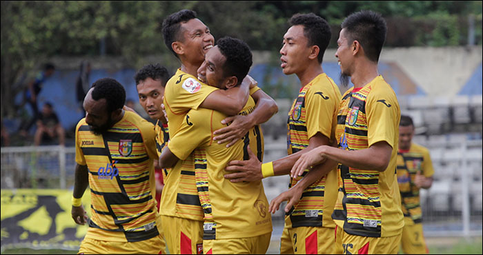 Pemain Mitra Kukar merayakan gol yang dicetak Pandi Ahmad Lestaluhu ke gawang Martapura FC