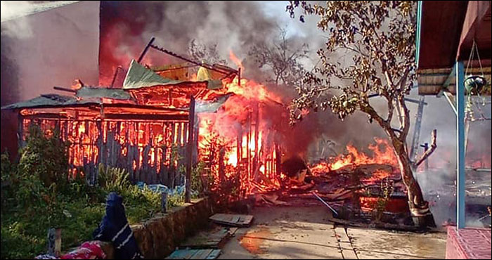Api bekobar hebat di salah satu rumah warga RT 3 desa Loa Kulu Kota, Kecamatan Loa Kulu, tadi pagi
