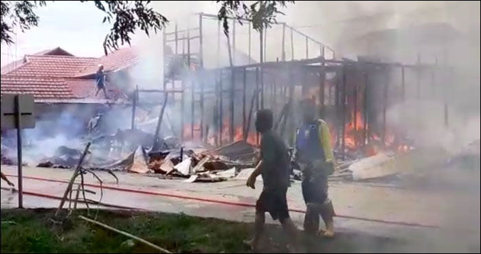 Kebakaran di depan pasar Mangkurawang mengakibatkan 4 rumah dan 11 kios terbakar