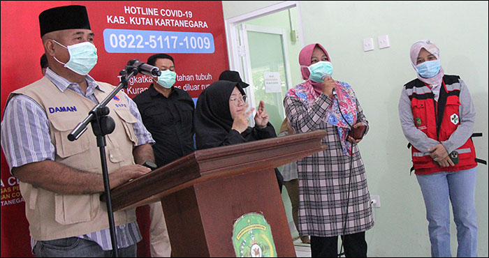 Komisioner KPU Kukar Yuyun Nurhayati (kedua dari kanan) mengucapkan terima kasih kepada pihak RSUD AM Parikesit yang bekerja keras untuk memberikan pelayanan terbaik kepada para pasien yang diisolasi 