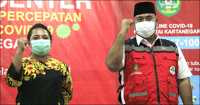 Malia Lenakoly bersama Bupati Kukar Edi Damansyah pada kegiatan jumpa pers di Pendopo Odah Etam, Tenggarong, Kamis (16/04) malam