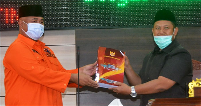 Bupati Kukar Edi Damansyah menyerahkan buku LKPJ Bupati Kukar Tahun Anggaran 2019 kepada Ketua DPRD Abdul Rasid
