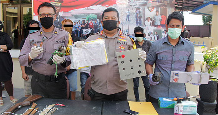 Kapolres Kukar AKBP Andrias Susanto Nugroho didampingi Kabag Ops Kompol Boney Wahyu Wicaksono dan Kasat Reskrim Polres Kukar AKP Andika Dharma Sena menunjukkan sejumlah barang bukti yang diamankan dari para pelaku spesialis tower seluler