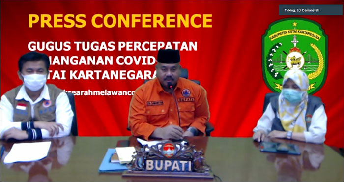 Bupati Kukar Edi Damansyah didampingi Sekkab Kukar Sunggono dan Kepala Dinkes Kukar dr Martina Yulianti saat mengumumkan tambahan 8 kasus positif COVID-19 di Kukar