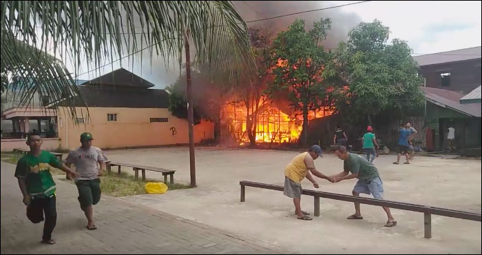 Kebakaran di Jalan Mangkuraja Gang 1 Tenggarong menggemparkan warga RT 18 Kelurahan Loa Ipuh dan sekitarnya