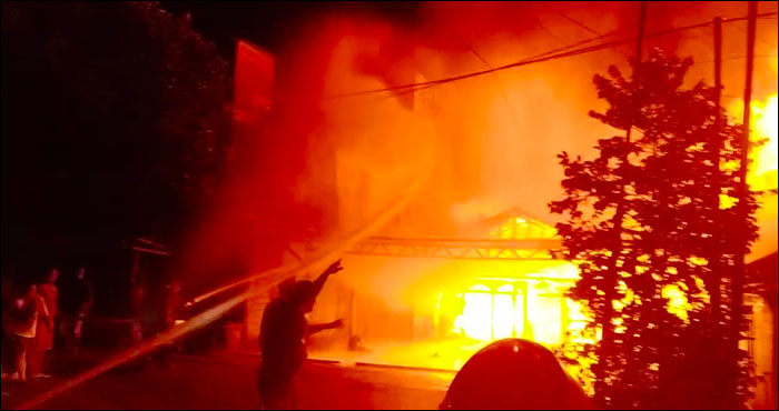 Regu PMK bersama relawan dan warga Bakungan berupaya memadamkan api yang masih berkobar