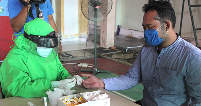 Petugas Dinkes Kukar melakukan mengambil sampel darah untuk rapid test