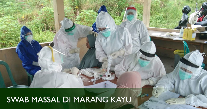 Petugas kesehatan dilengkapi APD dikerahkan untuk melakukan swab massal di Marang Kayu sejak Rabu (15/07) hingga Kamis (16/07) kemarin