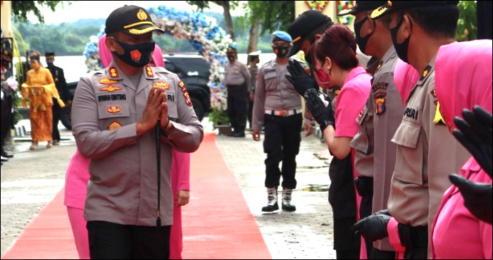 Kapolres Kukar AKBP Irwan M Ginting dan istri disambut jajaran perwira dan personel Polres Kukar saat berjalan memasuki halaman Mapolres Kukar, Tenggarong, Sabtu (15/08) pagi