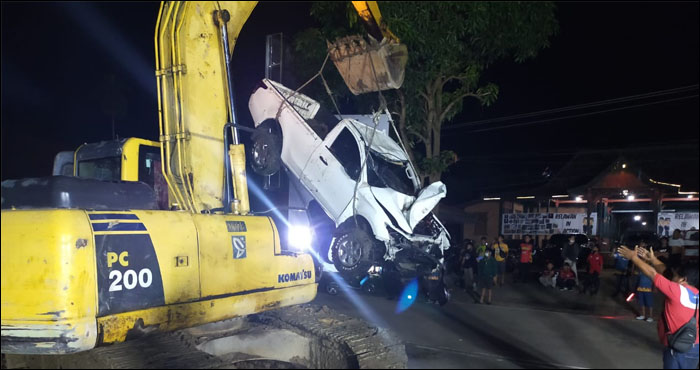 Suasana evakuasi mobil Mitsubishi Triton dari sungai Mahakam yang dilakukan Minggu (16/08) malam
