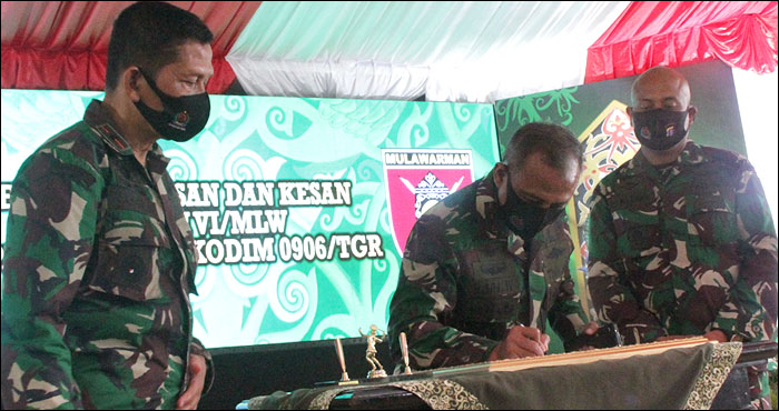 Didampingi Danrem 091/ASN dan Dandim 0906/Tgr, Pangdam VI/Mlw Mayjen TNI Heri Wiranto menuliskan kesan dan pesannya untuk Kodim 0906/Tgr