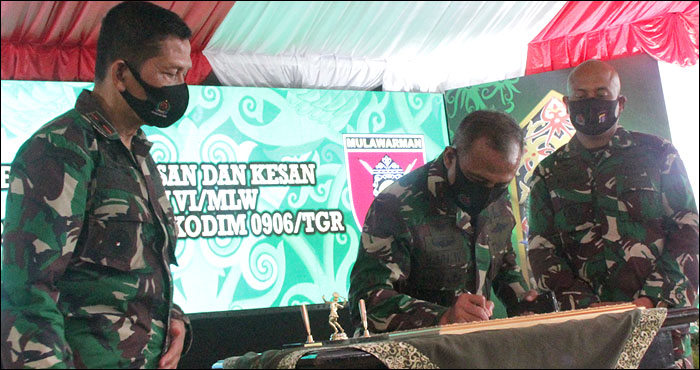 Didampingi Danrem 091/ASN dan Dandim 0906/Tgr, Pangdam VI/Mlw Mayjen TNI Heri Wiranto menuliskan kesan dan pesannya untuk Kodim 0906/Tgr