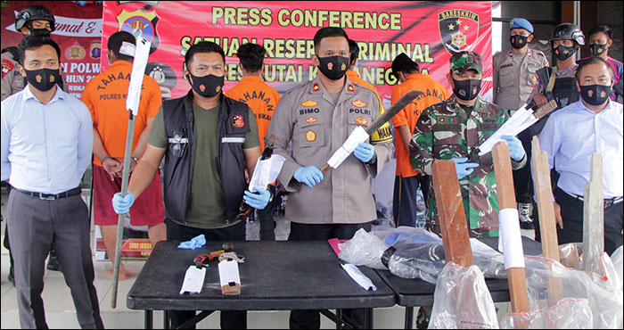 Pihak Polres Kukar berhasil menangkap para pelaku dan mengamankan barang bukti terkait insiden perkelahian di Muara Jawa