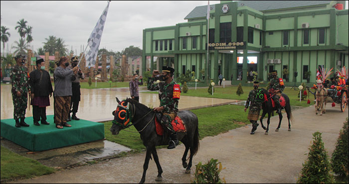 Di bawah guyuran gerimis, Bupati Edi Damansyah melepas kegiatan sosialisasi yang dilakukan jajaran Kodim 0906/Tgr dengan menaiki kuda