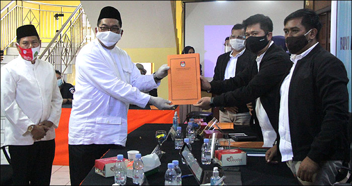 Pasangan Awang Yacoub Luthman-Suko Buono menerima berita acara pengembalian berkas dari Ketua KPU Kukar Erlyando