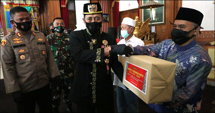 Sultan Kutai Kartanegara ing Martadipura HAM Arifin secara simbolis menyerahkan bantuan masker Polres Kukar kepada tokoh masyarakat yang hadir 